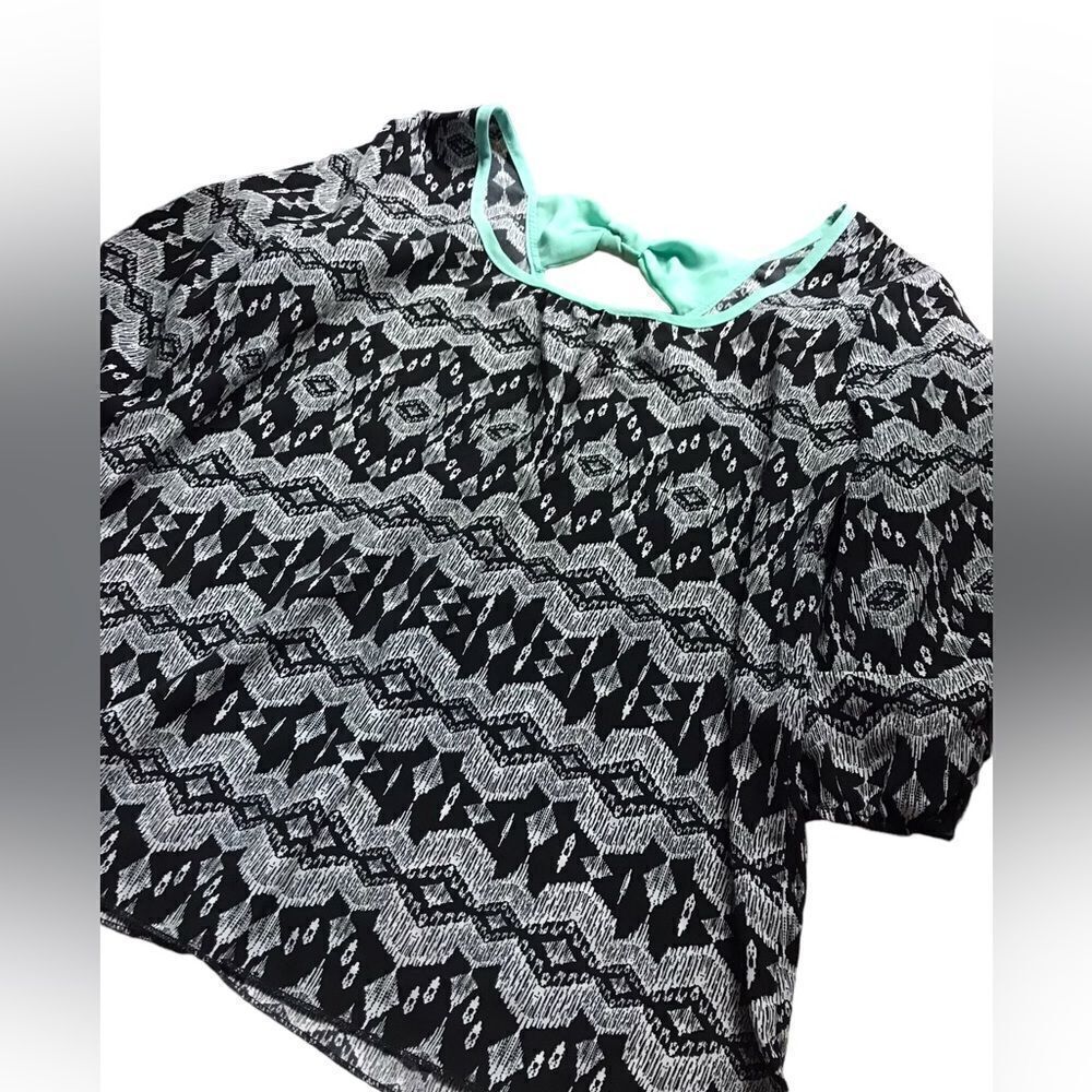 Rue21 Size Medium Blouse Black And Whitemint Green Accents See Pics Excellent